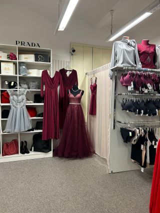 Naše výloha má nový kabát 🍇✨ Tentokrát v barvě, která nás úplně okouzlila – švestková 💜 A nezůstalo jen u výlohy… tahle...