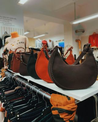 Nové kabelky, které dýchají elegancí ✨ Luxusní kousky z pravé kůže i kvalitní koženky — doplněk, který povýší každý váš...