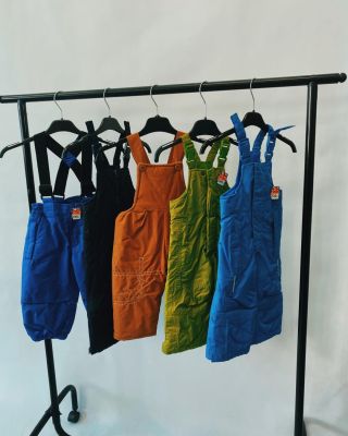 Stylové dětské oblečení za poloviční cenu ✨ Bundy, svetry, kalhoty, trička a mnoho dalších kousků pro chlapce i dívky 🧒👧...