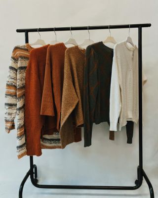 Máme krásné svetry i kardigany v různých velikostech, barvách a střizích 🌈🧶. Ceny začínají už od 50 Kč! Dokonalé kousky,...