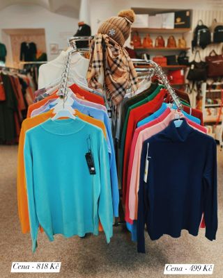 Pohodlí, styl a barvy, které rozzáří každý den ✨ Svetry všech velikostí, střihů a odstínů – jemné i výrazné. 💫 🧶 Svetr pro...