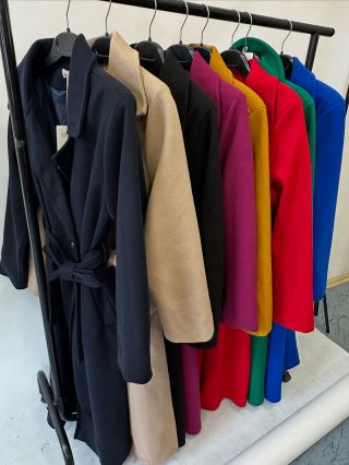 🧥✨ Barevné kabáty, které rozzáří podzim! ✨ Zelená 🌿, červená ❤️, modrá 💙, moderní švestková 💜 nebo klasická černá 🖤 —...