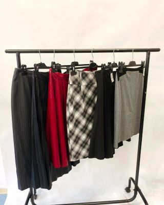 🛍️ Velké výprodeje stále běží! 💫 Přijďte si pro krásné kousky — pořád je z čeho vybírat! 😍 Slevy až 50 % teď i na sukně...